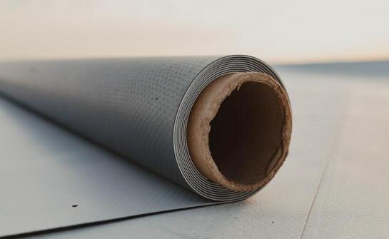 Jakie PVC i FPO akcesoria są niezbędne w konstrukcji płaskiego dachu?