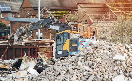 Rola wynajmu koparek w zwiększaniu efektywności rozbiórek