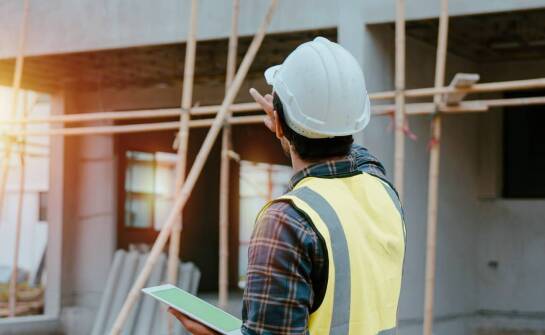Jak efektywnie zarządzać dostawami materiałów z lokalnego budowlanego składu?