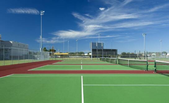 Jakie są najczęściej zadawane pytania dotyczące wynajmu kortów?