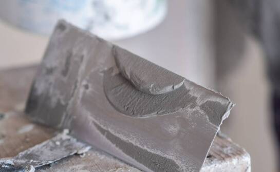 Dekoracyjne tynki: jak przygotować powierzchnię przed aplikacją?