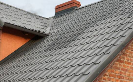 Jakie są różnice między blachami Budmat a innymi blachodachówkami dostępnymi na rynku?