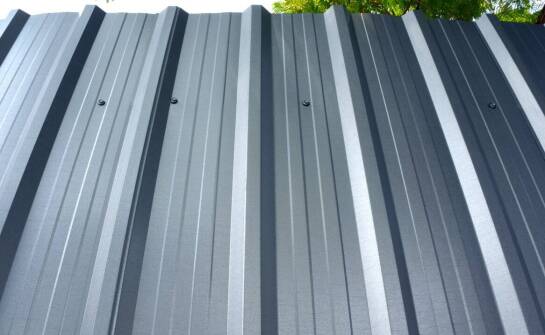 Jakie korzyści niesie zastosowanie blachy Budmat na dachu?