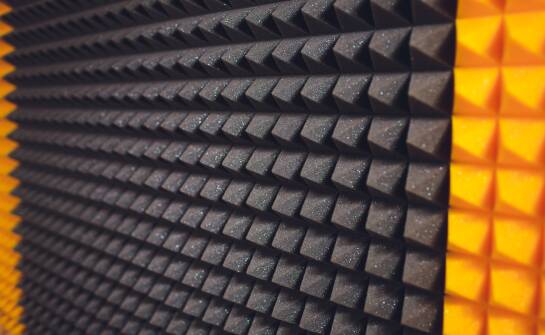 Jak akustyczne adaptacje wnętrz mogą poprawić komfort akustyczny w hotelach?