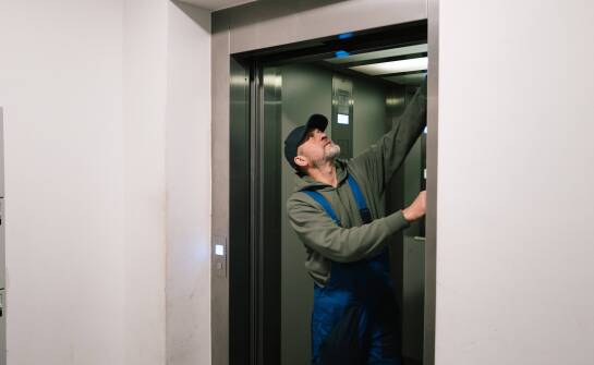 Jak serwis osobowych wind może poprawić efektywność energetyczną budynku?