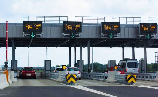 Odcinki płatne, cennik przejazdów i bramki – kompendium wiedzy dla podróżujących.