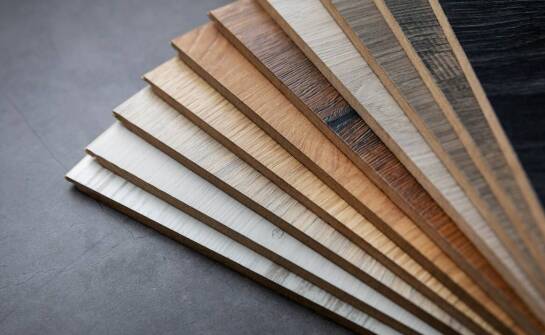 Jak dobierać drewnopodobne płytki do wilgotnych pomieszczeń?