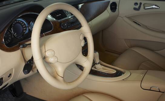 Najnowsze multimedialne funkcje w Mercedesach oferowanych przez salony