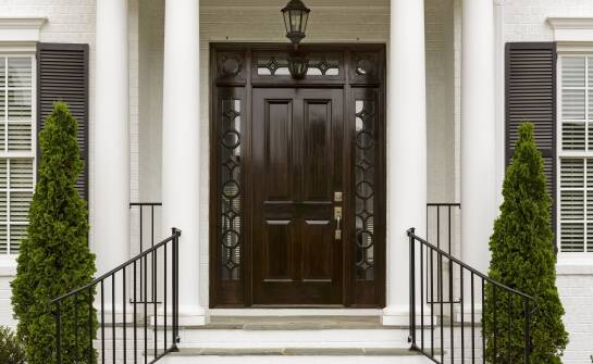 Jakie technologiczne innowacje są stosowane w produkcji wejściowych drzwi?