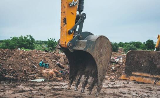 Standardy bezpieczeństwa związane z używaniem zębów do łyżek w koparkach