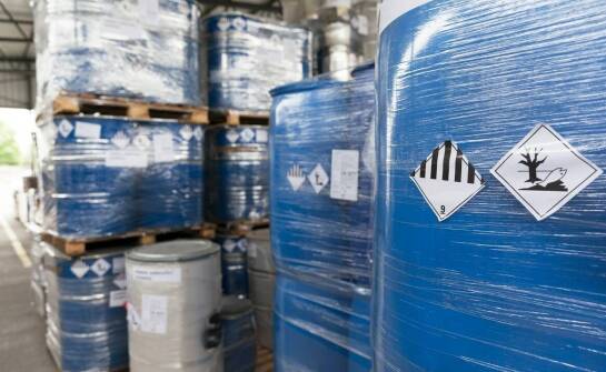 Jakie eksploatacyjne materiały są potrzebne do opróżniania beczek?