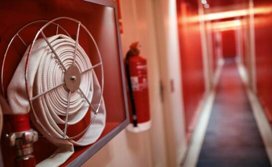 Znaczenie systemów sygnalizacji pożaru w zabezpieczeniach budynków przeciwpożarowych