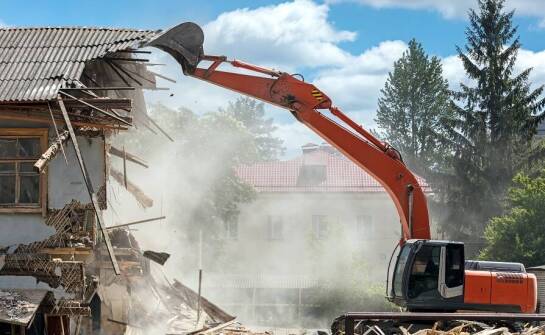 Jakie są najczęstsze zastosowania ciężkiego sprzętu w wyburzeniach?