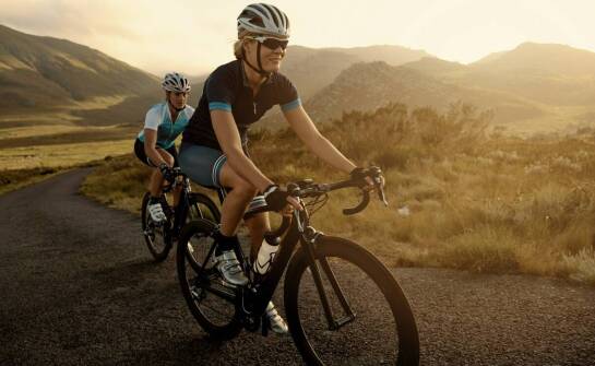 Jakie systemy zapięć zapewniają optymalne dopasowanie na szosie?