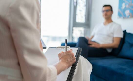 Kiedy udać się do psychologa, a kiedy do psychiatry?