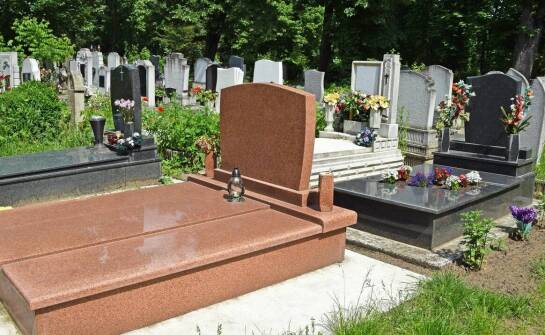 Fotoporcelana online: jak zamówić idealne zdjęcie na pomnik?