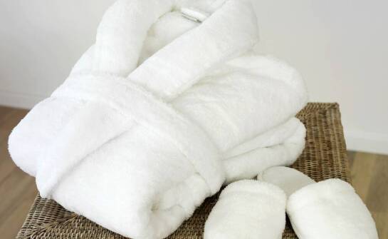 Innowacyjne wzory hotelowych kapci – jak przyciągnąć uwagę gości?