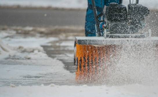 Firmowe odśnieżanie – jak zapewniamy bezpieczeństwo pracowników i klientów?