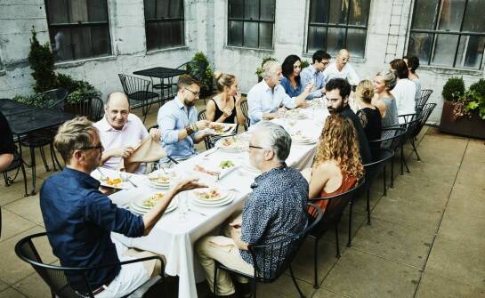 Letni ogródek jako doskonałe miejsce na rodzinne spotkania przy jedzeniu