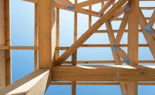 Jakie kryteria uwzględniać przy wyborze ciężaru klejonego drewna do projektów budowlanych?