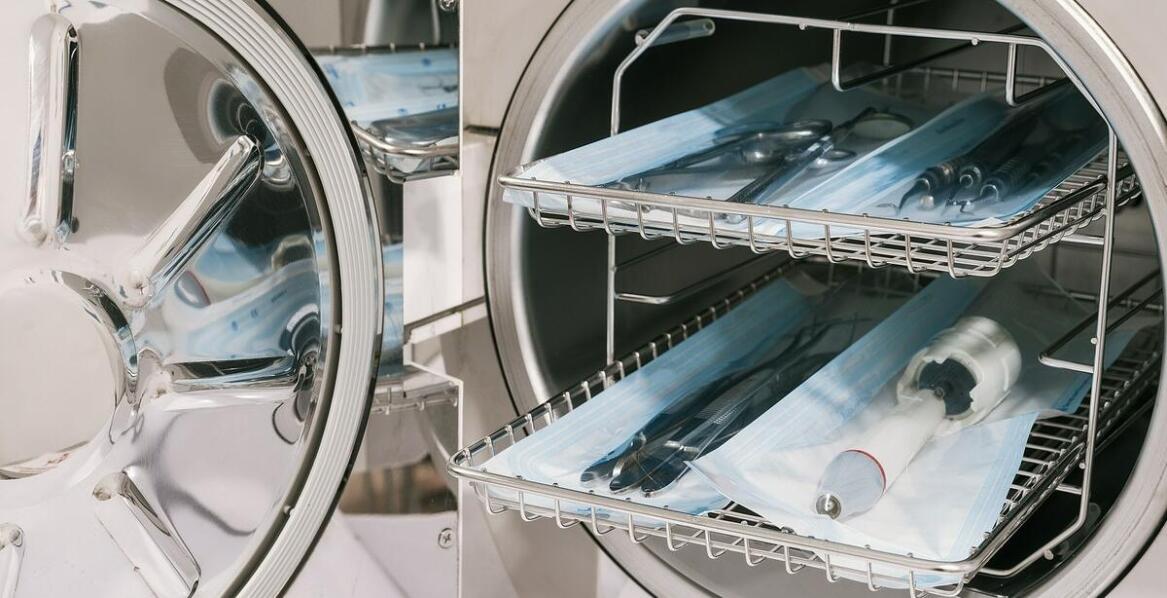 Jakie praktyczne umiejętności zdobywa technik sterylizacji medycznej podczas nauki?