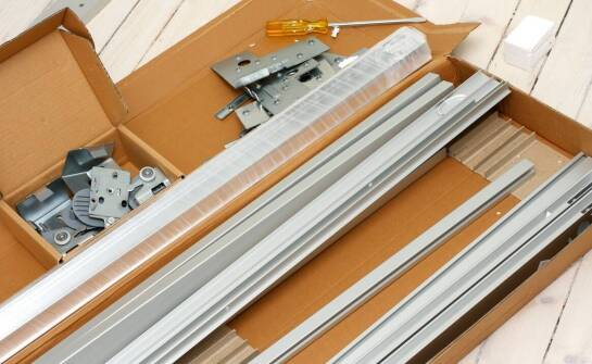 Przegląd materiałów stosowanych do produkcji wózków podwieszanych do bram przesuwnych