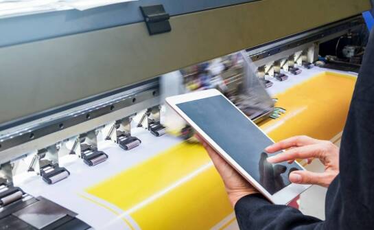 Ekspresowa realizacja zamówień plakatów w formacie B2 – kiedy warto wybrać tę opcję?