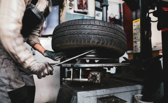 Jak zapewnić ciągłość pracy pojazdów dzięki mobilnej wymianie opon?