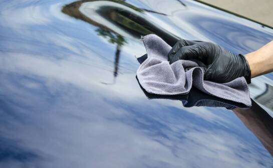 Ręczne mycie samochodu – jakie są jego zalety w porównaniu z myciem bezdotykowym?