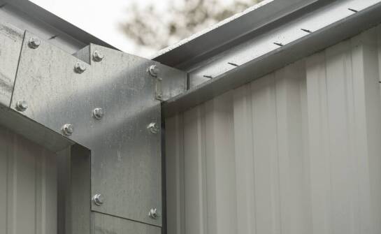 Jakie materiały zapewniają trwałość blaszanych garaży na wymiar?