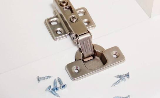 Porównanie różnych typów wewnętrznych zawiasów drzwiowych – co warto wiedzieć?