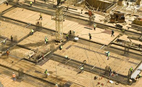 Optymalizacja kosztów związanych z instalacją prawych drzwi ewakuacyjnych w projektach budowlanych