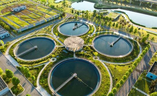 Jakie są korzyści z integracji technologii drenażu z procesami biologicznymi oczyszczania?