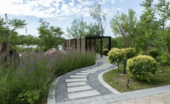 Jak dostosować śmietnikową wiatę do specyfiki działki?