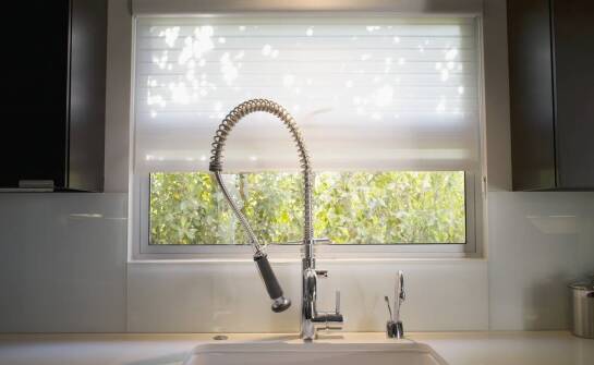 Właściwości zaciemniających tkanin w okiennych plisach: co warto wiedzieć?