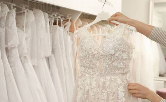 Glamour suknia ślubna – kiedy warto postawić na indywidualny projekt?