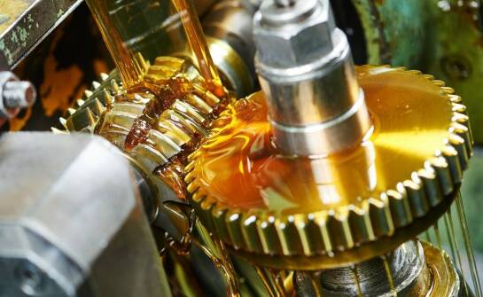 Jakie są wyzwania związane z utrzymaniem czystości oleju w przemysłowych maszynach?