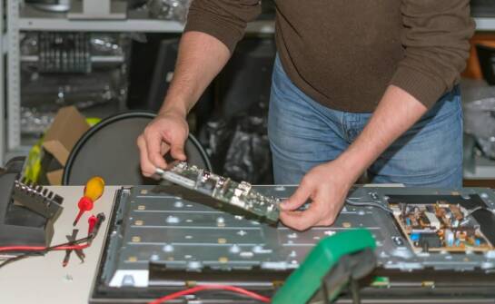 Zamienne części do telewizorów – jak wybrać odpowiednie dla swojego modelu?