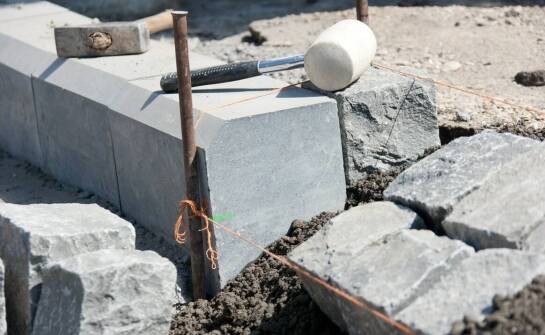 Jak montaż masztów wpływa na stabilność i bezpieczeństwo flagi?