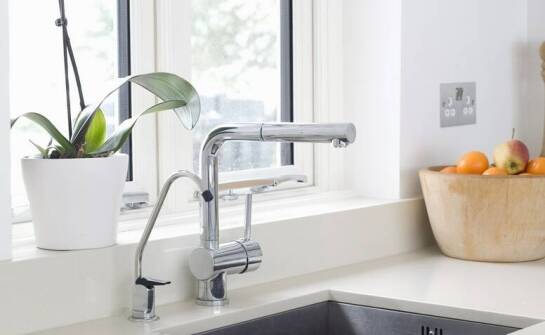 Jak uzdatnianie wody wpływa na komfort użytkowników wodnych dystrybutorów?