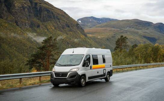 Jakie są zalety posiadania podnoszonego sypialnego dachu podczas podróży?