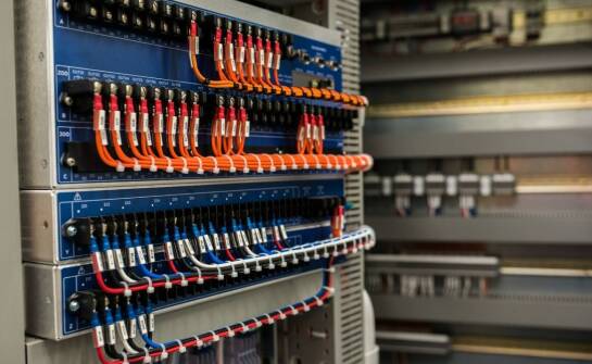 Znaczenie precyzyjnego montażu w prefabrykacji szaf sterowniczych AKPiA.