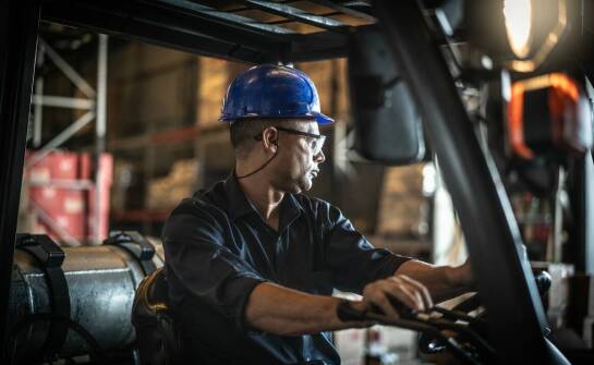 Jakie są najczęstsze wyzwania podczas nauki obsługi wózka widłowego i jak je pokonywać?