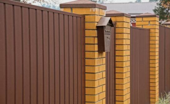 Jakie są korzyści z wyboru strukturalnej powłoki do ogrodzeń?