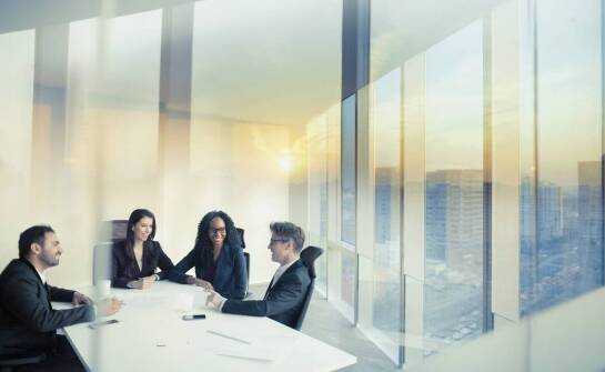 Jakie korzyści przynosi znajomość technik negocjacyjnych z kursu dla zarządzania ludźmi?