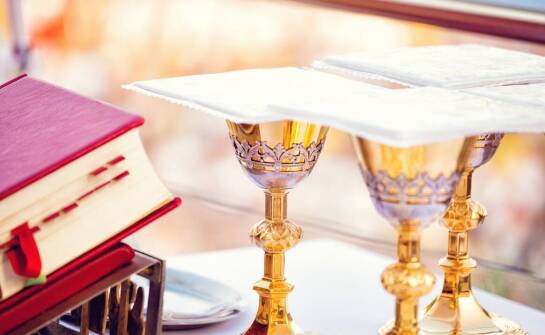 Jakie korzyści niesie użycie certyfikowanego mszalnego wina podczas mszy?