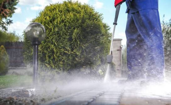 Sezonowe mycie brukowej kostki – dlaczego warto skorzystać z usług profesjonalnych firm?