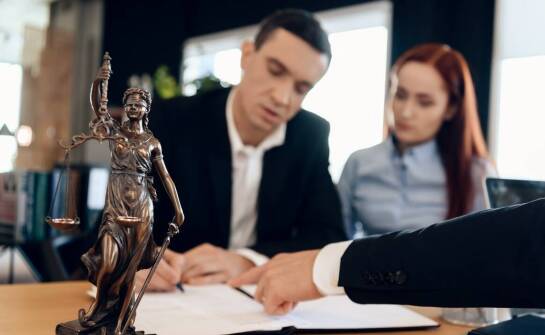 Jakie są prawne kroki przy ustalaniu kontaktów z dzieckiem po rozwodzie?