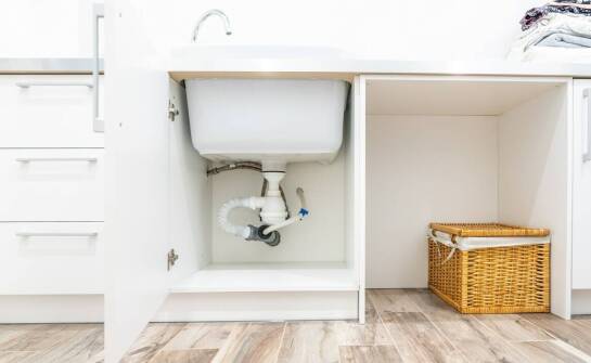 Jakie korzyści przynosi montaż umywalkowego syfonu w domowych instalacjach?