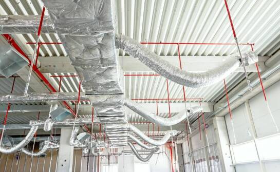 Znaczenie prawidłowego montażu mechanicznej wentylacji dla budynków produkcyjnych
